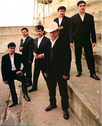 Los Tigres del Norte.jpg - LOS TIGRES DEL NORTE Apadrinados por el éxito de la famosa novela del español Arturo Pérez Reverte titulada ''La Reina del Sur'', el grupo de los hermanos Hernández, oriundos de Sinaloa, han logrado triunfar con dos exitosas giras por escenarios españoles. 
